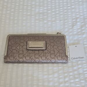 Calvin Klein Wallet NWT with Kiss Closure Large